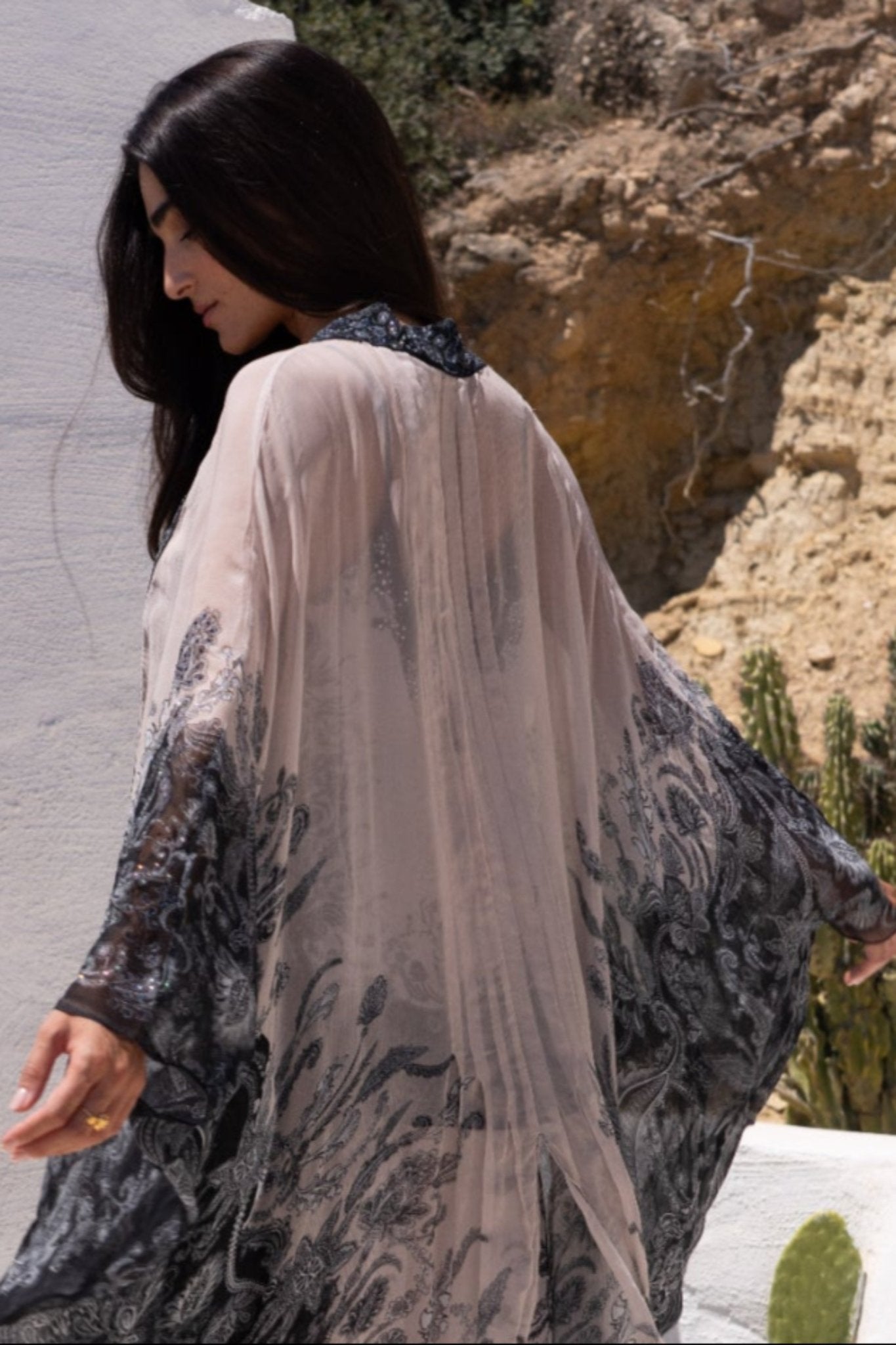 BLACK PAISLEY MEDIUM CAPE - Czarina