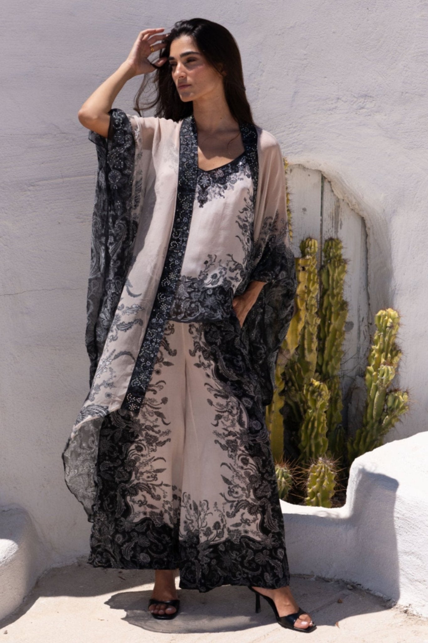 BLACK PAISLEY MEDIUM CAPE - Czarina